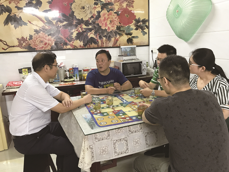 T市总工会副主席张小军(左)一行到公司特困职工吕亚新家中走访慰问.jpg