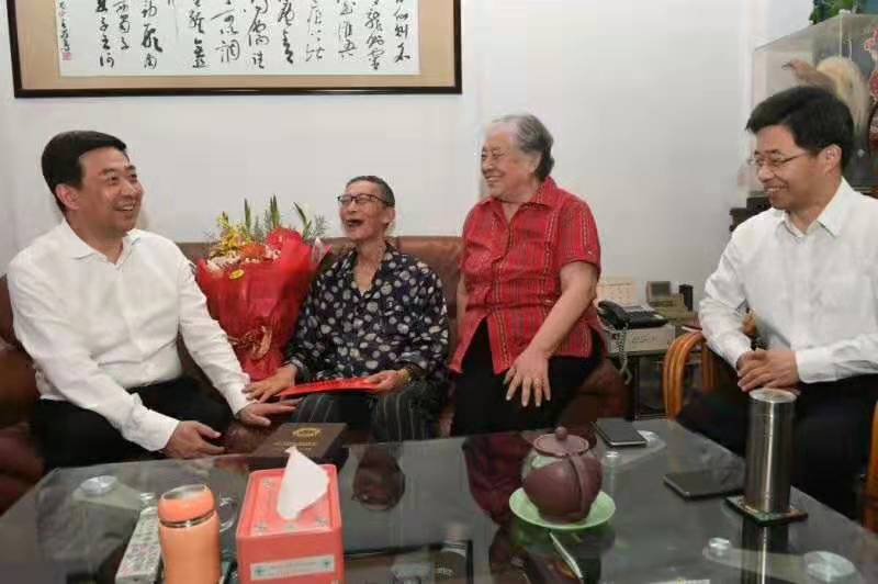 市委书记汪泉(左一)到全国劳模、k8凯发天生赢家公司退休老领导汪志钧家中探望.jpg