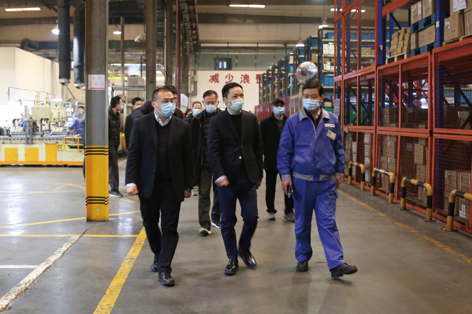 图为市财务局副局长、市国资办副主任徐磊(中)一行检查公司多缸机厂.jpg