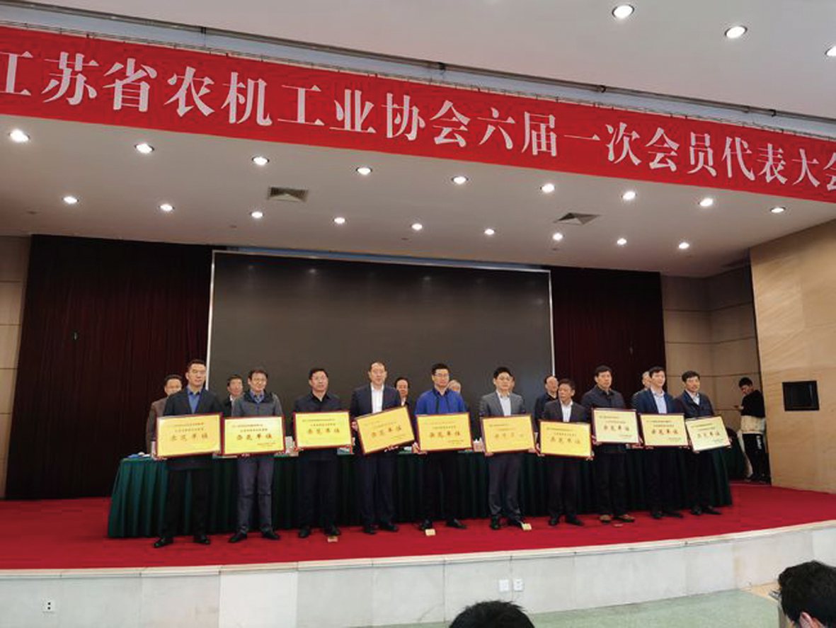 图为公司副总经理谢国忠(右五)代表公司上台领奖.jpg