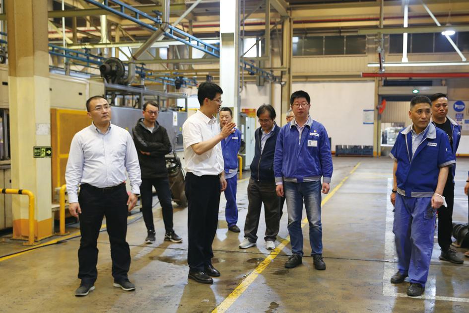 图为公司领导一行检查多缸机厂生产现场_副本.jpg