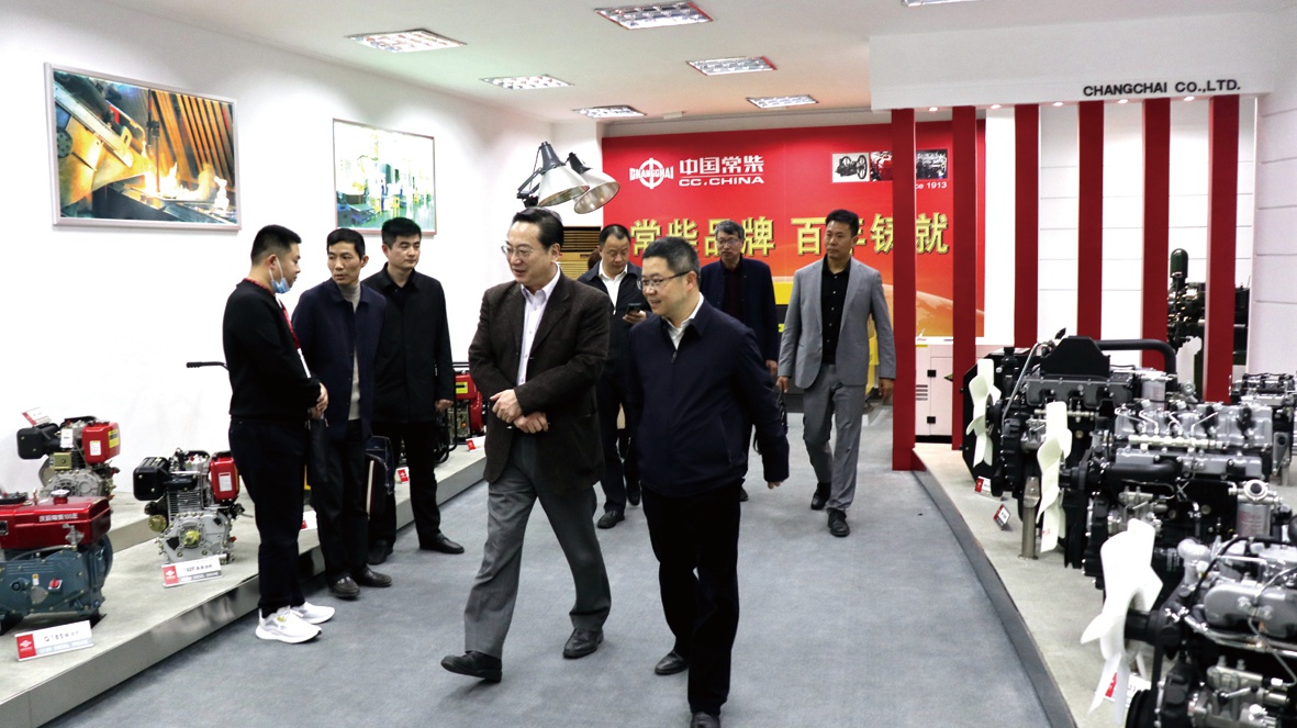 图为新北区委常委、副区长樊烨(前右)在史新昆董事长陪同下旅行公司产品展示厅_副本.jpg