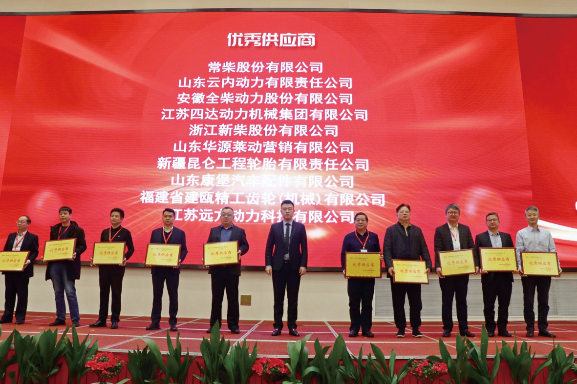 图为公司总经理张新(右一)代表公司上台领奖_副本.jpg
