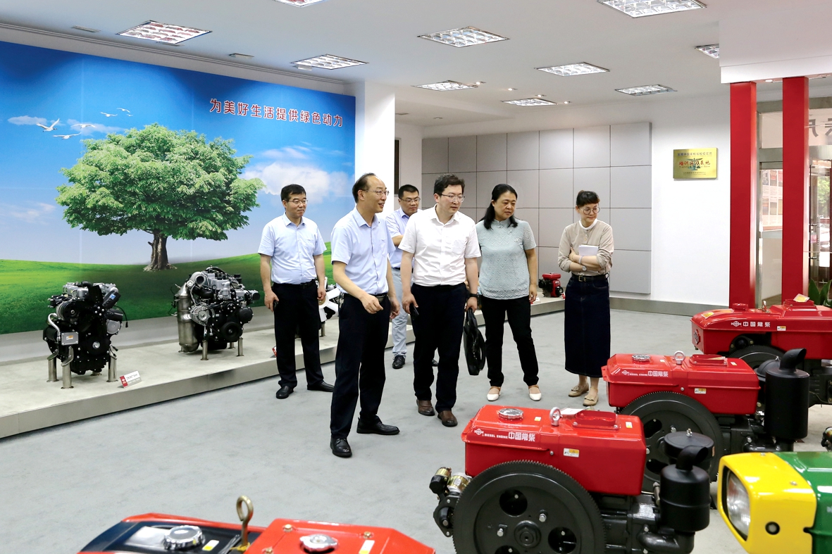 图为常州投资集团纪委书记张苏隽(右三)一行旅行公司产品展示厅_副本.jp k8凯发(中国)天生赢家·一触即发